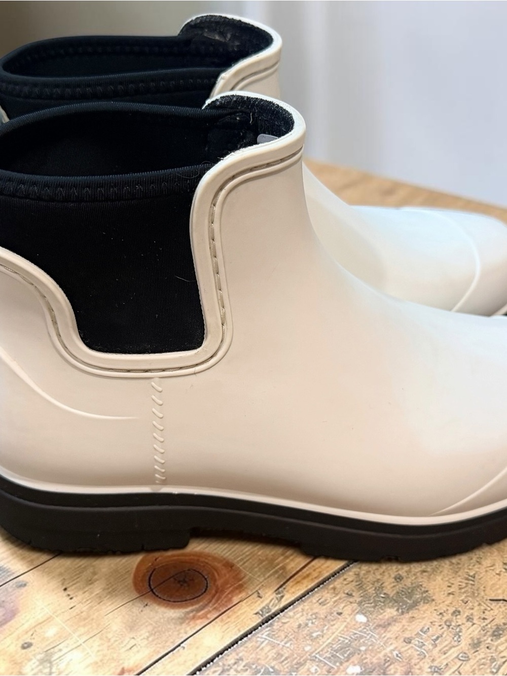 UGG Droplet Waterproof Rain Boots White Black Chelsea Ankle Boot Women’s Size 7